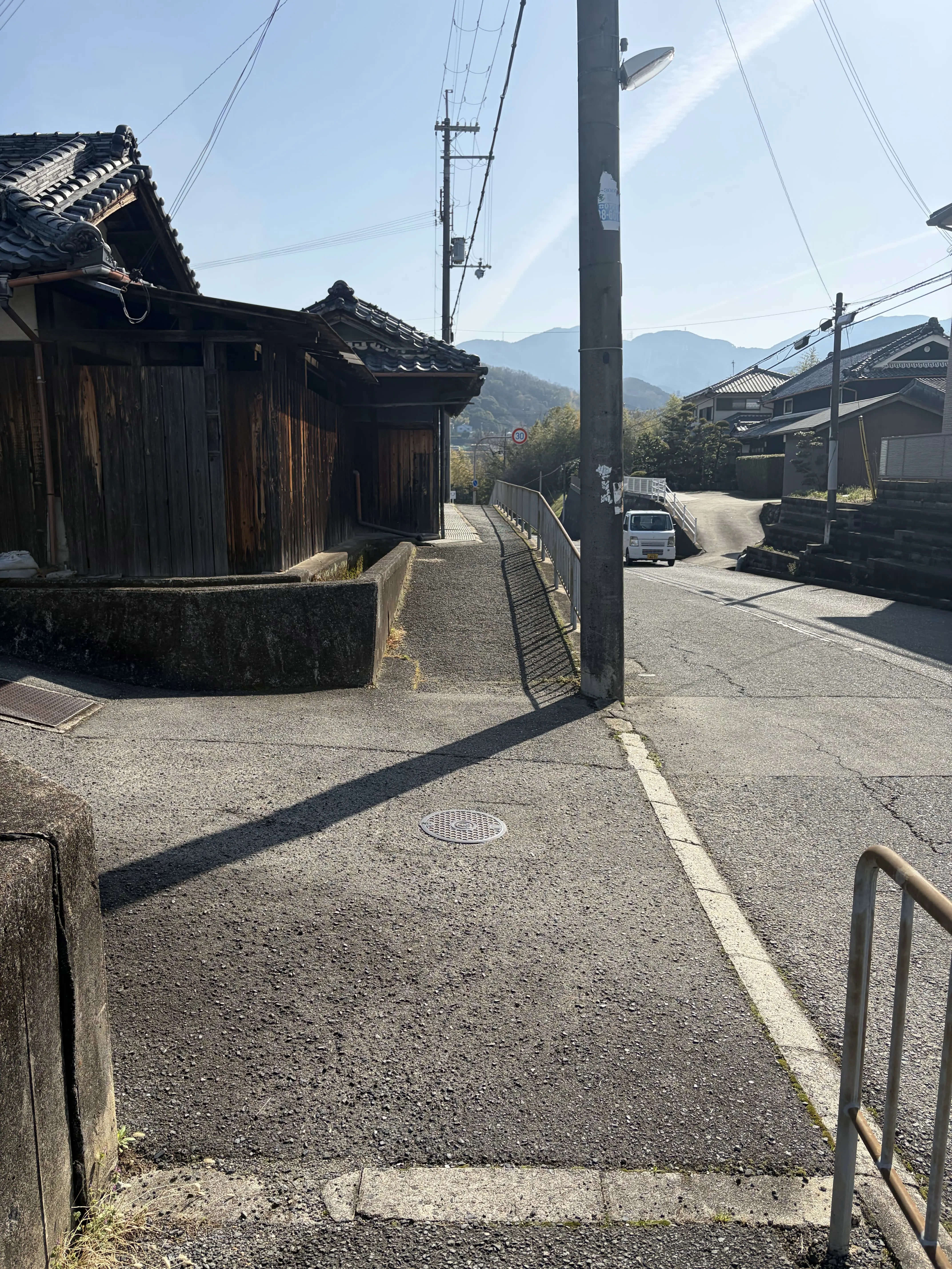 寺田バス停近くの歩道