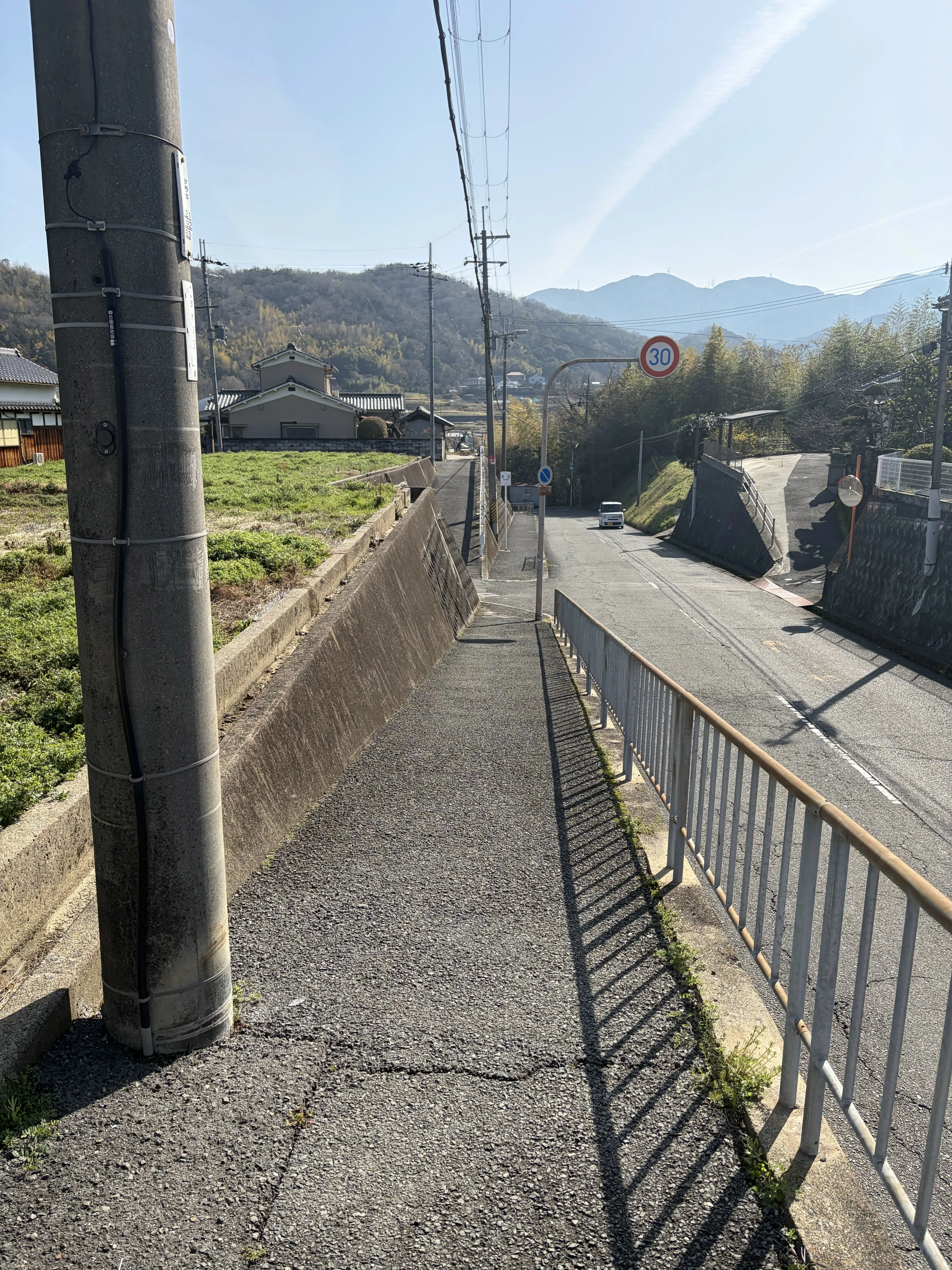 坂道沿いの歩道