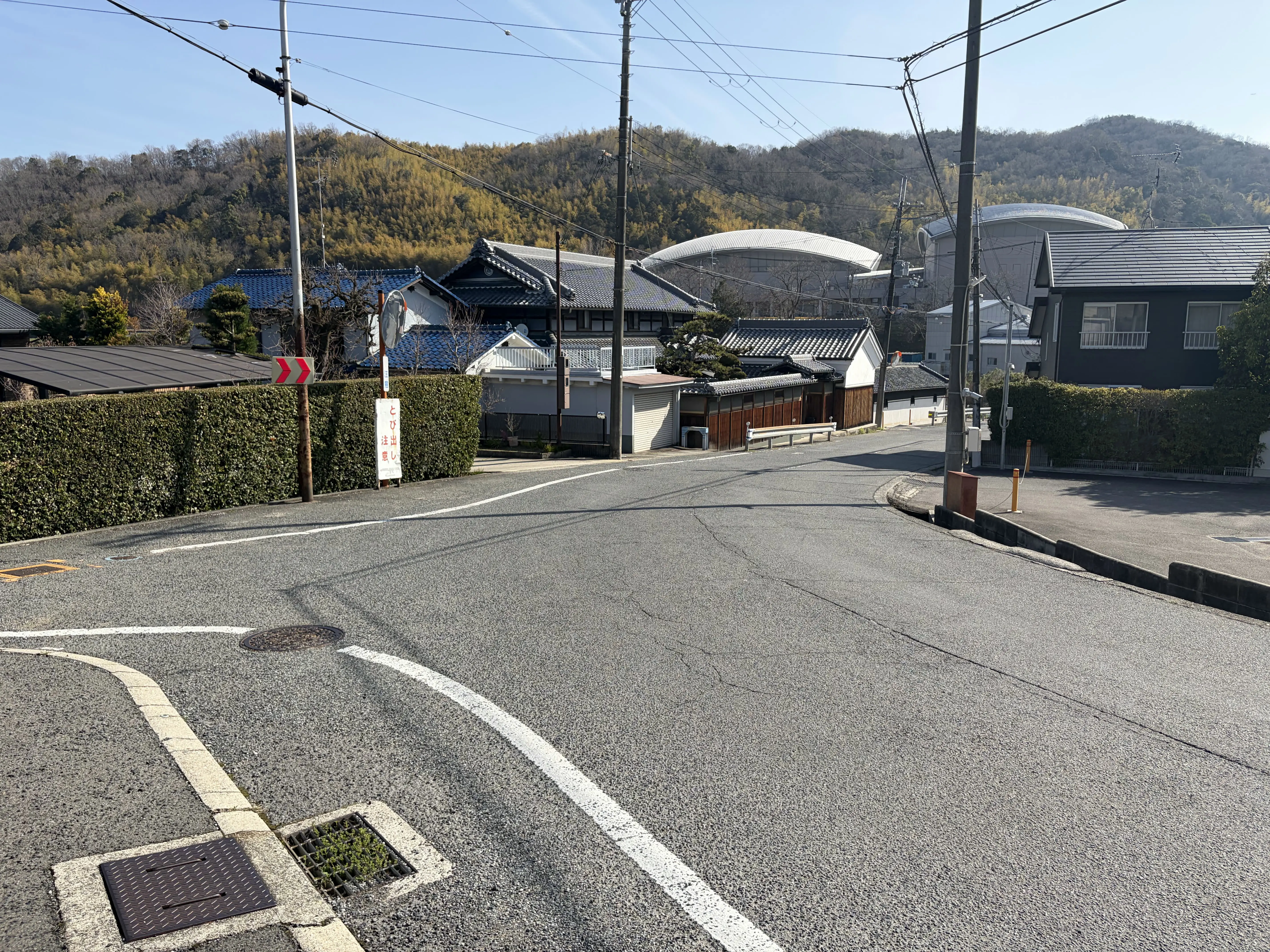 カーブした下り坂
